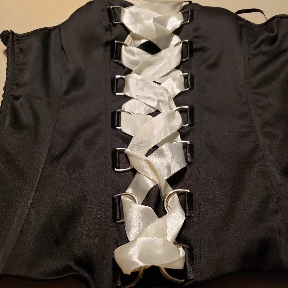 CHARLOTTE RUSSE BLACK SATINY Bustier B-E-1